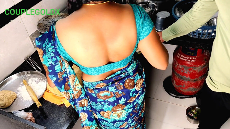 Sexy Komal: Làm tình trong nhà bếp: Mẹ kế đang ngồi ăn thức ăn cho đến...