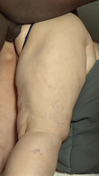 Alzati su questo letto e scopa la mia grande figa grassa succosa bagnata a pecorina fino a quando non ti sborro sopra il tuo cazzo - BBW SSBBW