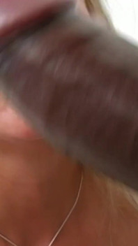 Chantelle Stephens, MILF blonde soumise, adore les grosses bites noires