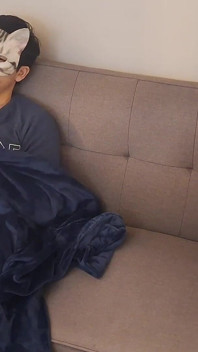 Sexy Hot nevlastní matka, pouze fanoušci ve zpomaleném záběru, v obývacím pokoji