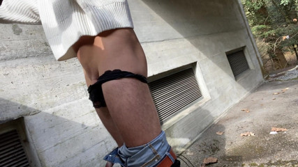 Luca-twink: Maminsynek ryzykowna zabawa na świeżym powietrzu dildo