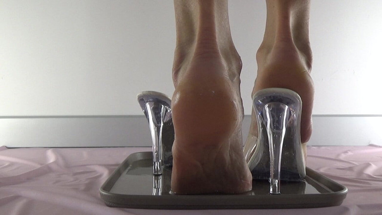AnnaBUST: I Pee in My Shoes