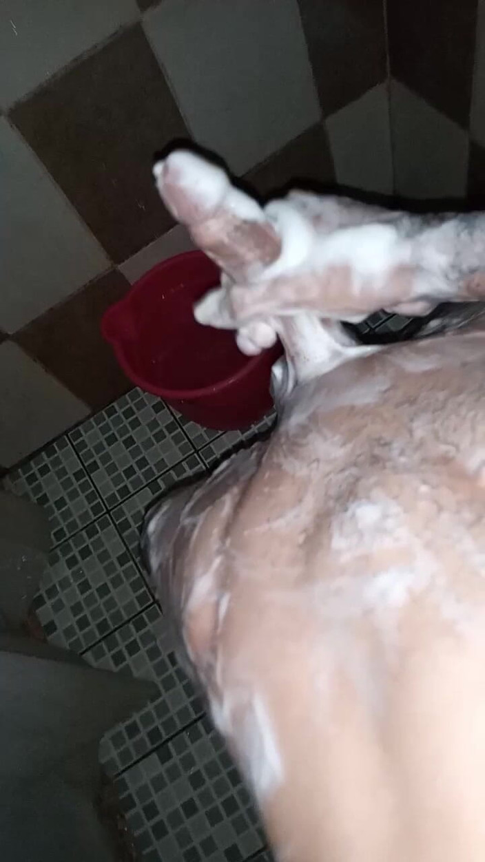 Cute boy jerks off: Yakışıklı adam tüm vücudunu eşarpla sikiyor ve videoyu şeker annesine gönderiyor