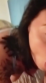 我发现我的室友在自慰，我帮助他