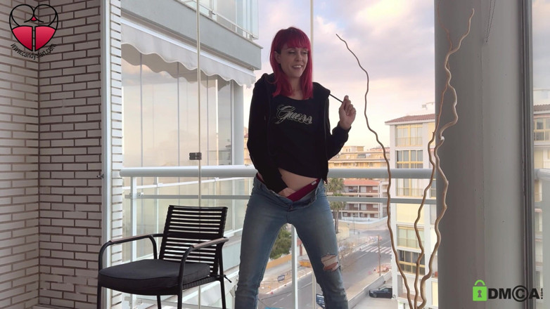 Candystart Videos: Masturbare riscantă goală la fereastră