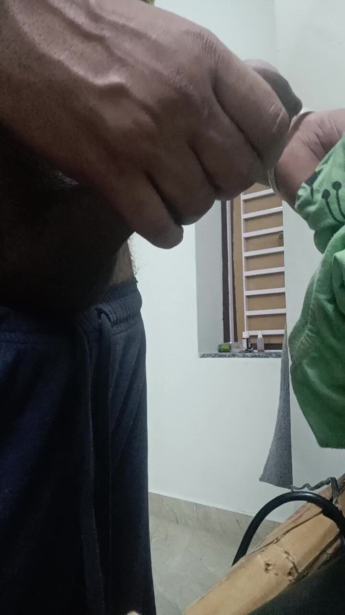 Rajasthani-old-lover: Je me masturbe après avoir massé mon beau-fils voisin et...