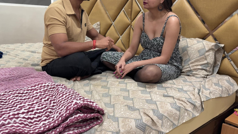 Hornycouple149: सौतेला पिता पतली कमसिनों को बहकाता है और बिना सेंसर किए तीन लोगों वाली चुदाई में बालों वाली चूत चोदता है