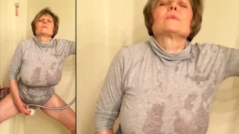 MarieRocks: Nenek seksi dengan toket besar lagi asik masturbasi pakai kemeja...