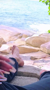 Masturbazione con la mano con l'eiaculazione a sorpresa sulla spiaggia