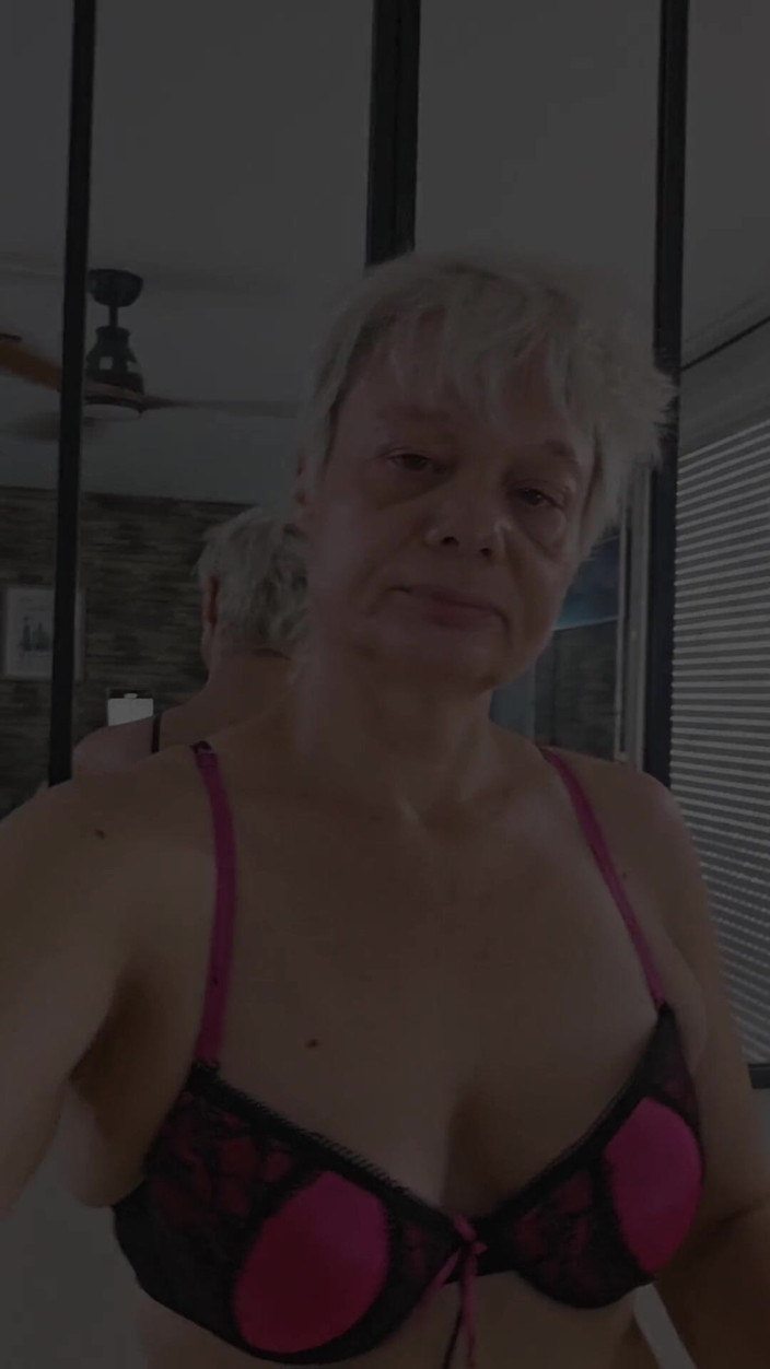 Sofy13: Bạn không muốn trải quần lót của tôi để đụ mông tôi