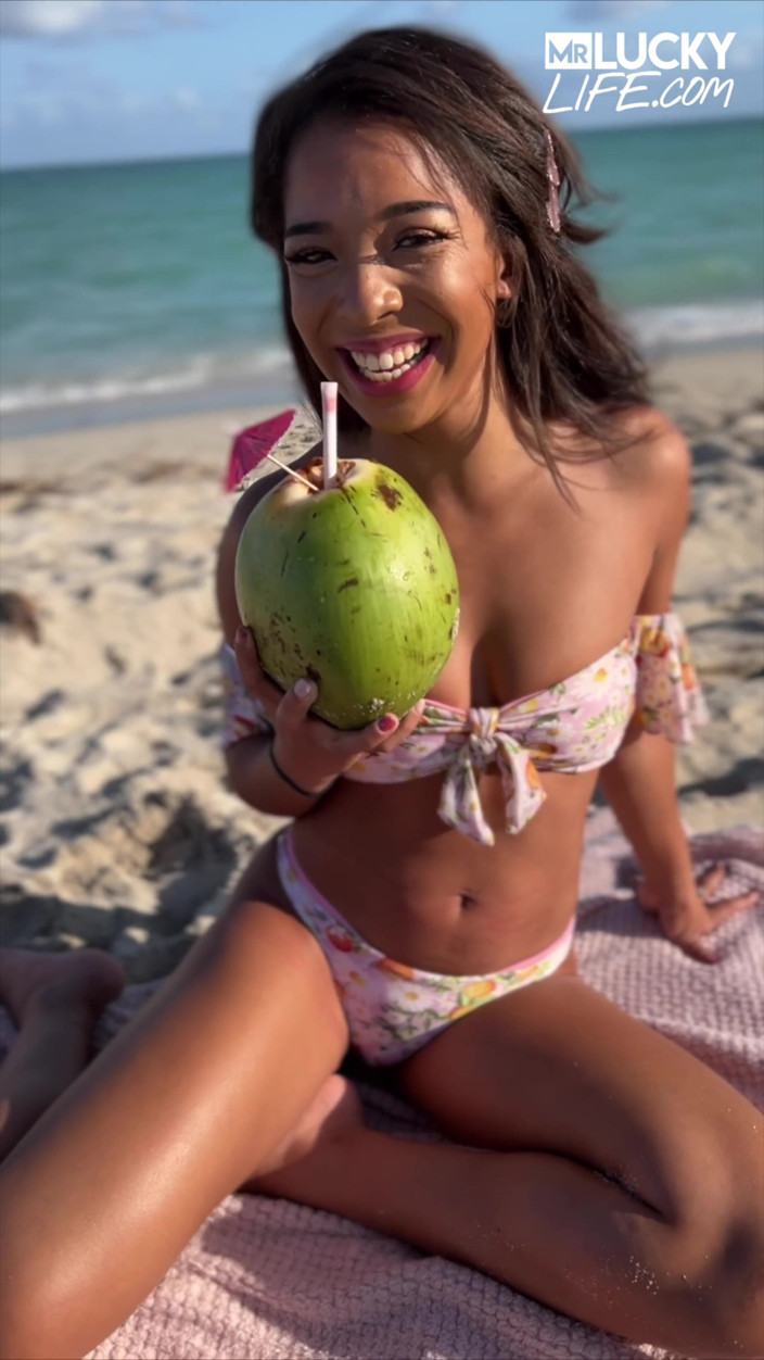 Mr.Lucky POV: Malina melendez lagi asik memeknya pakai kelapa dan pejuh