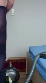 Odkurzanie w niebieskich drobnych rajstopach