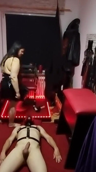 Madura Domme estica a bunda do sub com plug brilhante profundo
