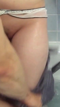 Scène de salope asiatique - 4 brune japonaise mince à petits seins s’amuse avec un jouet sexuel et se fait baiser dans la salle de bain et sur le canapé