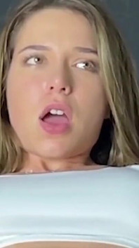 Une belle-fille squirte sur son beau-père et le fait éjaculer dessus