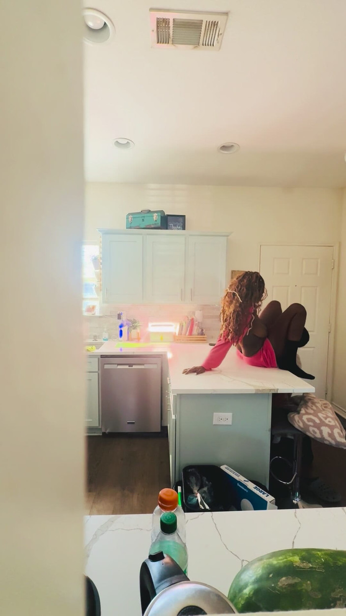 White chocolate: StepSon przyłapuje swoją hebanową cycatą mamę ruchającą białego sąsiada.