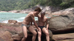 Gay X: Muskulöser und twink-latino hämmern sich gegenseitig am strand!