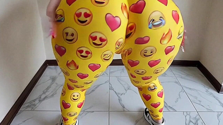 Xprohibidox1: Grote kont in stuiterende emoji-legging