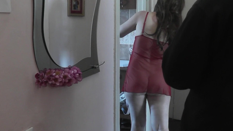 XXX-Platinum: Bonita milf em peignoir transparente sem calcinha abre porta para...