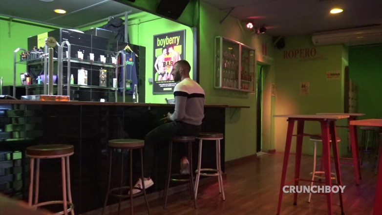 Bareback spy cam from Spain: Atrás da cena no bar de cruzeiro