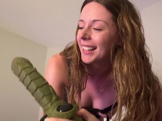 Nadia Foxx: Lendo erótica enquanto é fodida por um pau monstro!
