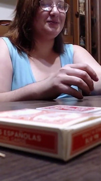 Elle se fait perdre aux cartes, mais elle a fini sur tout le visage !