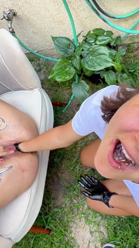 Mary perversă își fute cu pumnul prietenul tatuat în aer liber și bea pișat pe genunchi