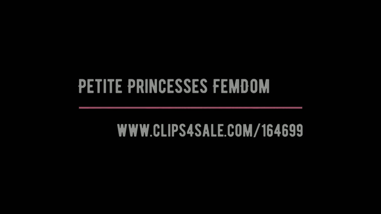 Petite Princesses Femdom: Chica pelirroja se cepilla los dientes y escupe en la...