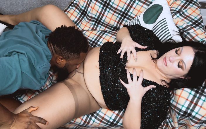 Pantyhose me porn videos: Chubby Brunette in Pantyhose Gets Pussy Creampied by Black Man