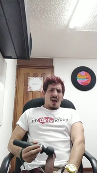 Domi si masturba in ufficio