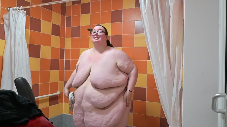 SSBBW Hunter: 쪼이는 수영복을 입은 SSBBW