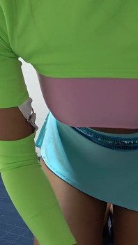 Seorang gadis Jepang dengan sosok yang bagus, mengenakan rok mini mikro dan sosok cantik dengan tank top dan celana dalam dengan thong-back, terbakar sinar matahari.