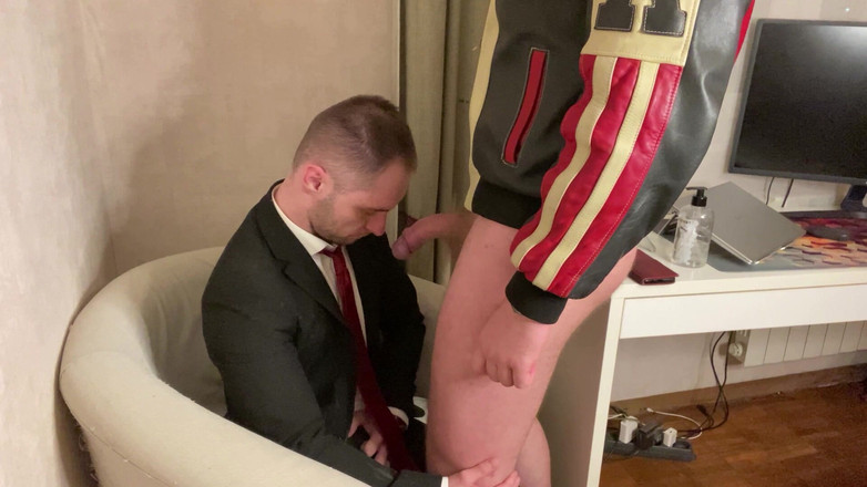 KinkySirius: Kinkysirius dalam sut bersenam sepenuhnya dengan mulut dan pantatnya beruang...