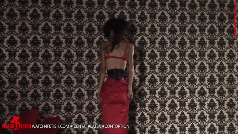 Giant Fem: Godaan dalam Pakaian Merah