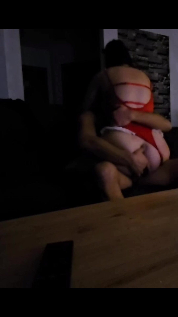 BadXhabit: 남편의 친구와 섹스하고 후장 오르가즘으로 다리를 흔드는 섹시한 산타 마누라