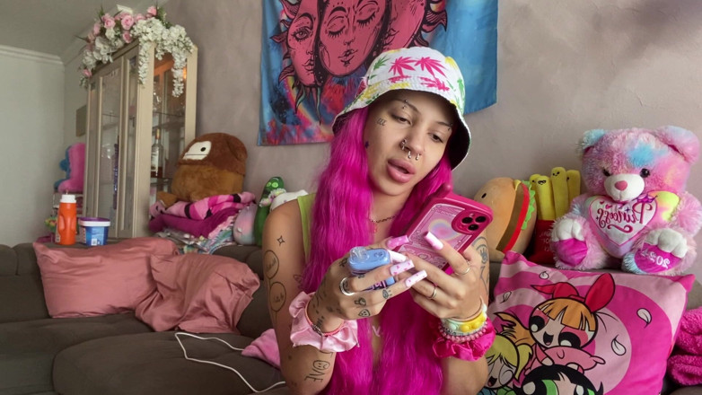 Nali Marie: POV vaping při volání mého paroháčového přítele, který ti říká, že tě...