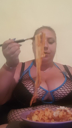 LoraBbw: Rellenando mi auto con pasta / pienso