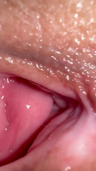 매력적인 처녀는 잠금 해제 할 수있는 한 사람을 만날 수있는 세계의 절반 을 갈 준비가되어 있습니다