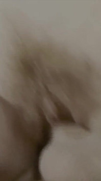 Nejdřív Masturbuje Na Gauči, Pak Si Vezme Penis Do Zadku