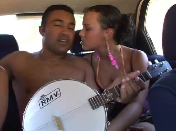 European Classics: Orgia no carro com meninas mordiscando um pau