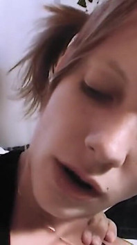 Blowjob von rothaarigem teenie-mädchen
