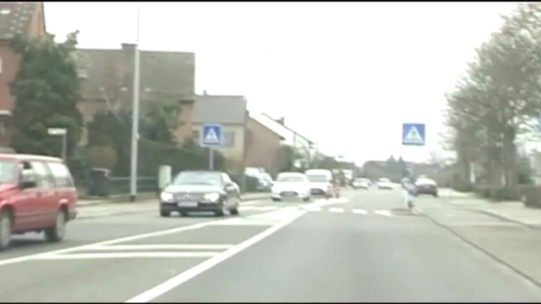 Monde Francais: Fransız pirsingli memeli genç kız gırtlağına kadar alıyor ve yarağa...