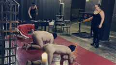 Mistress April: Dominatrix April - tres esclavos con un látigo