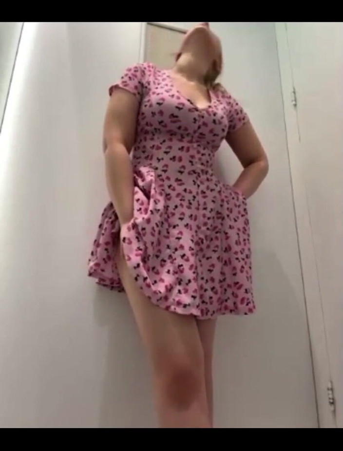 JuiceLussie: Extreme Masturbating in the Locker Room
