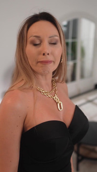 Le garde du corps de Karina King gâte ses pieds puis reçoit une récompense sexuelle