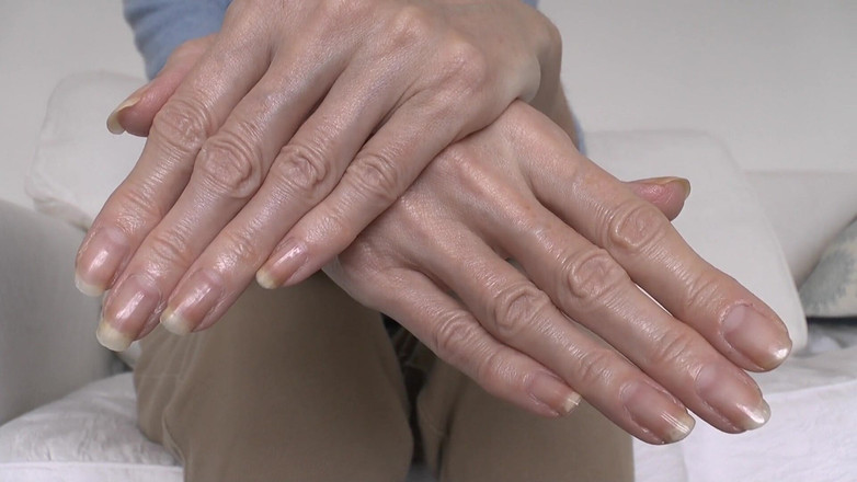 Lady Victoria Valente: Tangan dan kuku yang indah dan elegan dipersembahkan oleh Lady...