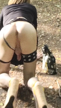 Esibizione nella foresta a 4 gambe, Piccola provocazione alla ricerca di. Cumslut P U B L i c [27jun25] travestito francese