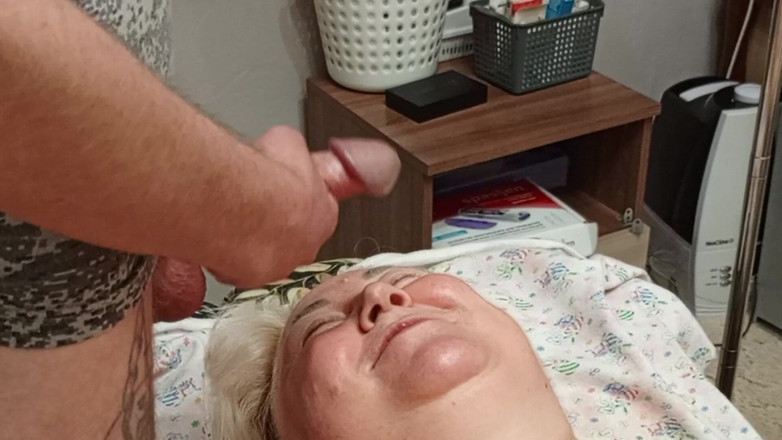 Zona901: 私がオナニーした後、隣人が口いっぱいに精液を浴びせる