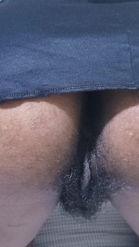 Jilat memek dan pantatnya yang paling berbulu!