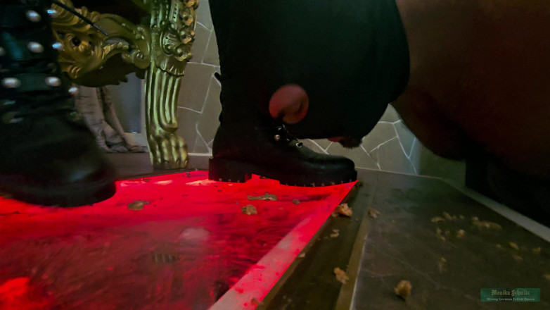 Strict Senz: Monika Smith Edepsiz Ayakkabı Tabanları Dev Kalçaları Yalıyor